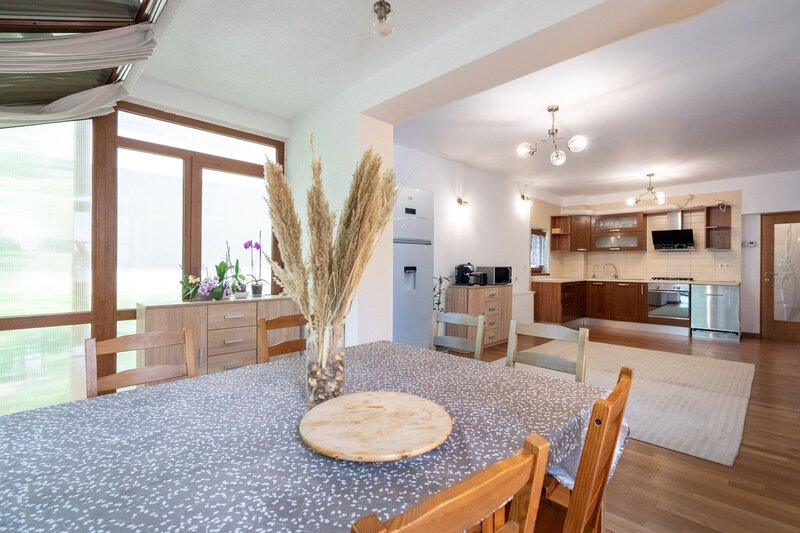 Baneasa, Dobrogeanu Gherea, Garlei, comision 0%, vila P+1+M, 6 camere, curte 550 mp